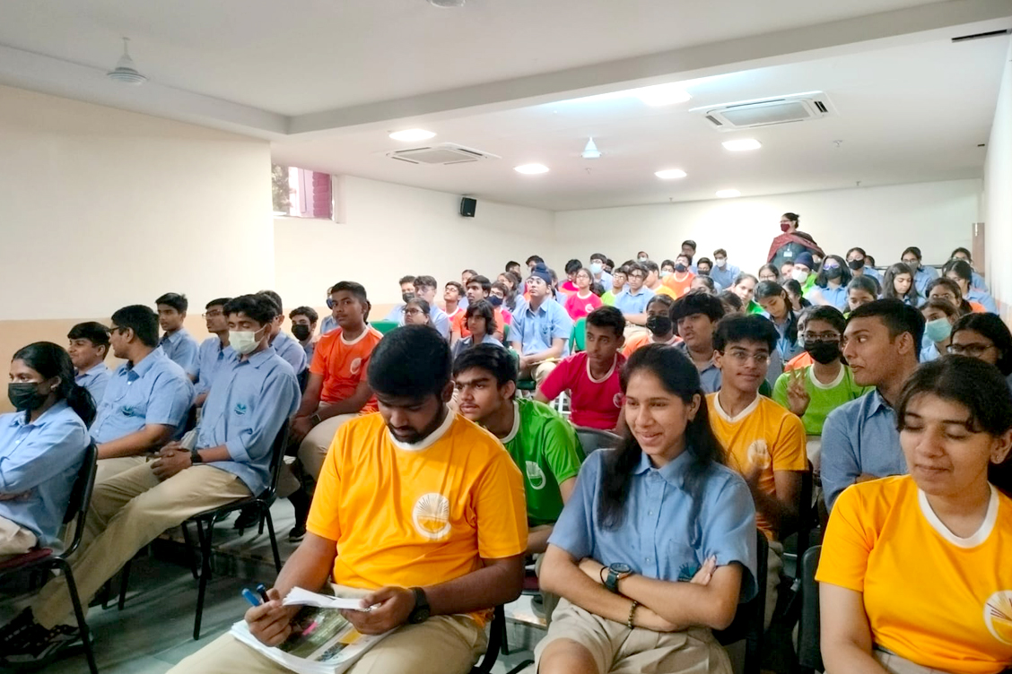 Students attensing career counselling session