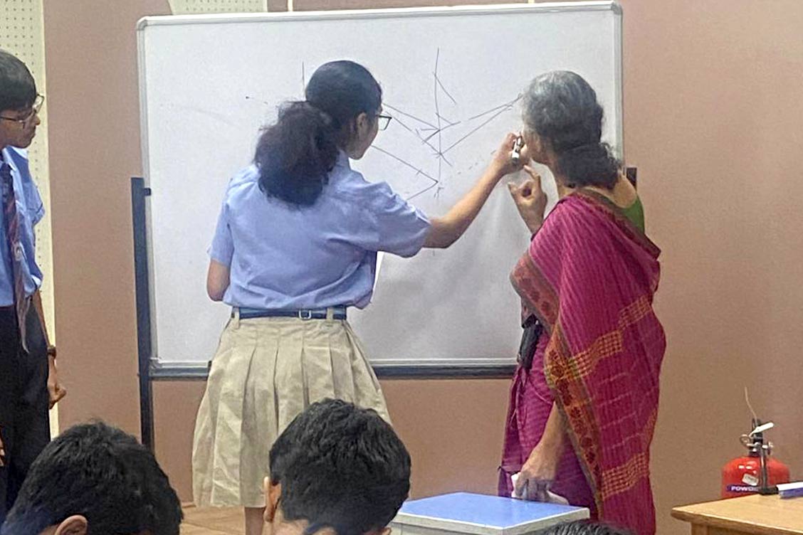“Riding Alongside A Light Beam” – A Physics Workshop Ignites Curiosity