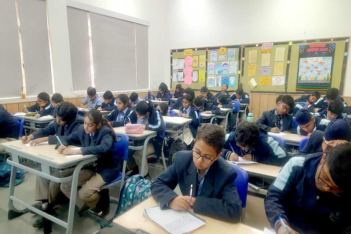 Middle School English Intra-Class Story Writing Activity Inspires Creativity and Expression