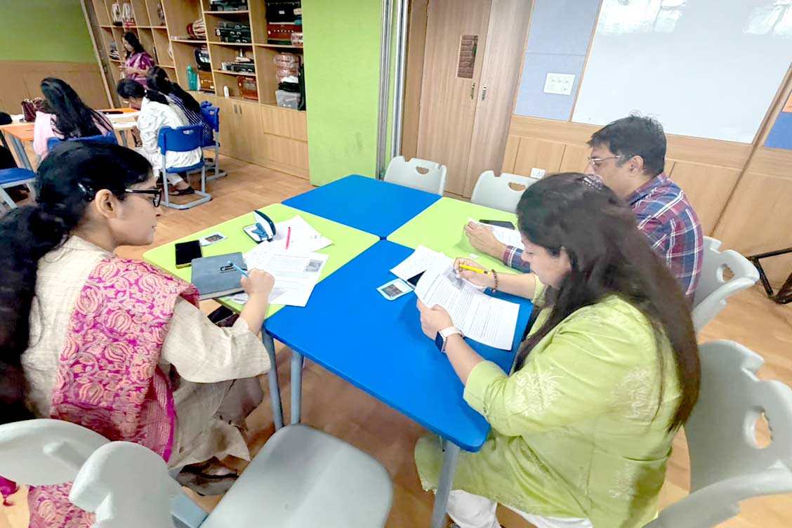 Beyond the Textbook: Parents Experience English Learning at “Coffee at School”