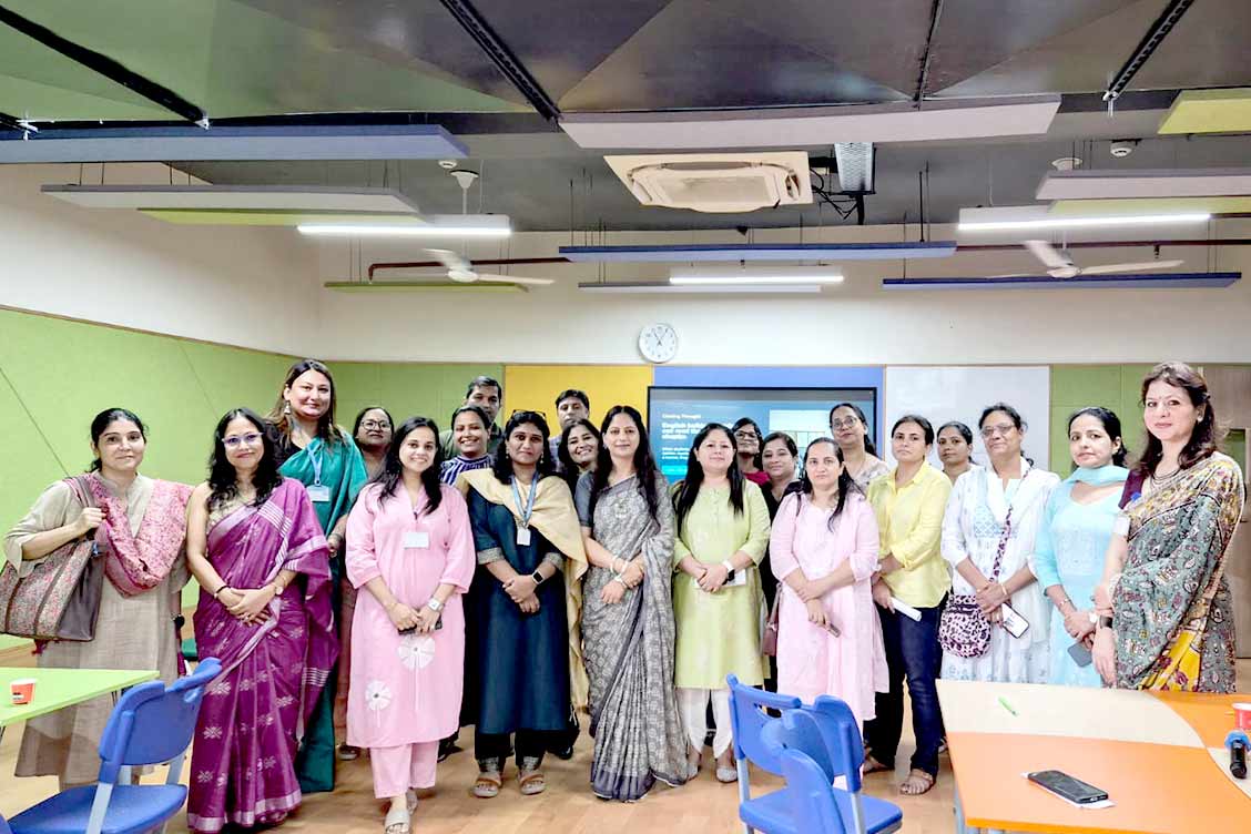 Parents Experience English Learning at “Coffee at School”