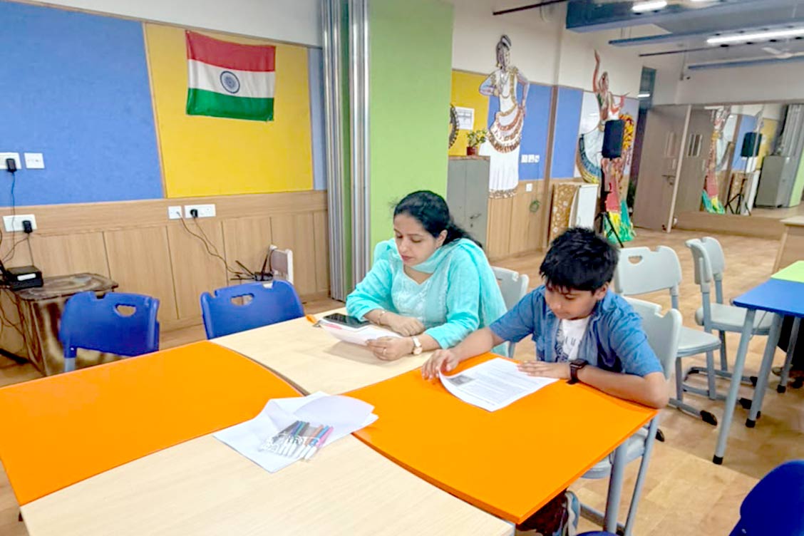 Parents Experience English Learning at “Coffee at School”